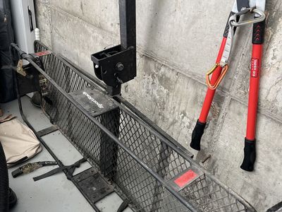 Sportrack Vista Folding Hitch Cargo Basket fits 2" hitch, minimal use but functions well.