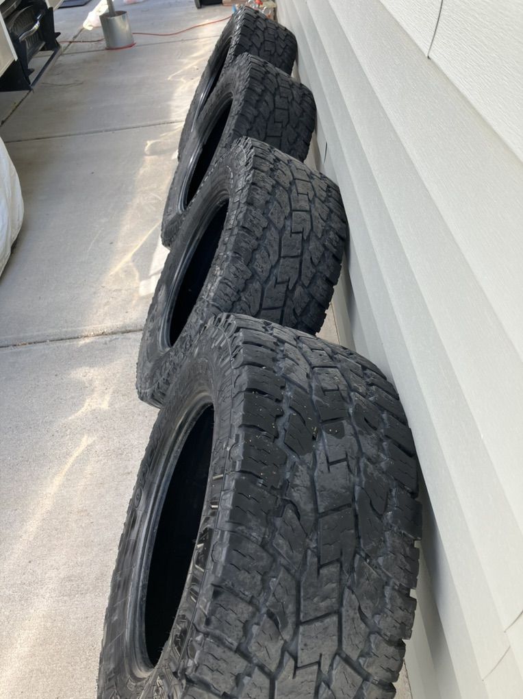 33 X 12.50 R18LT Truck Tires