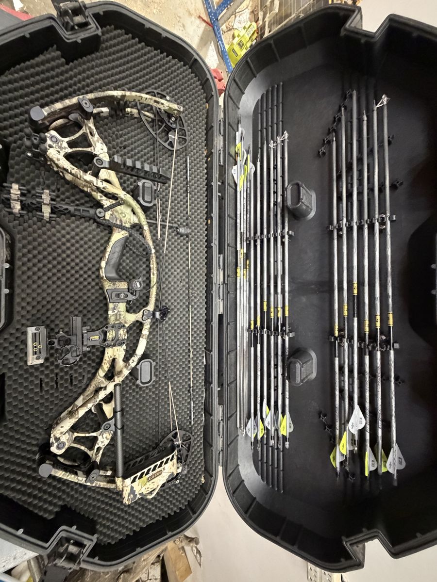 Hoyt RedWorx Carbon 3 RH Compound Bow with Case, Arrows & Accessories - Camo Finish