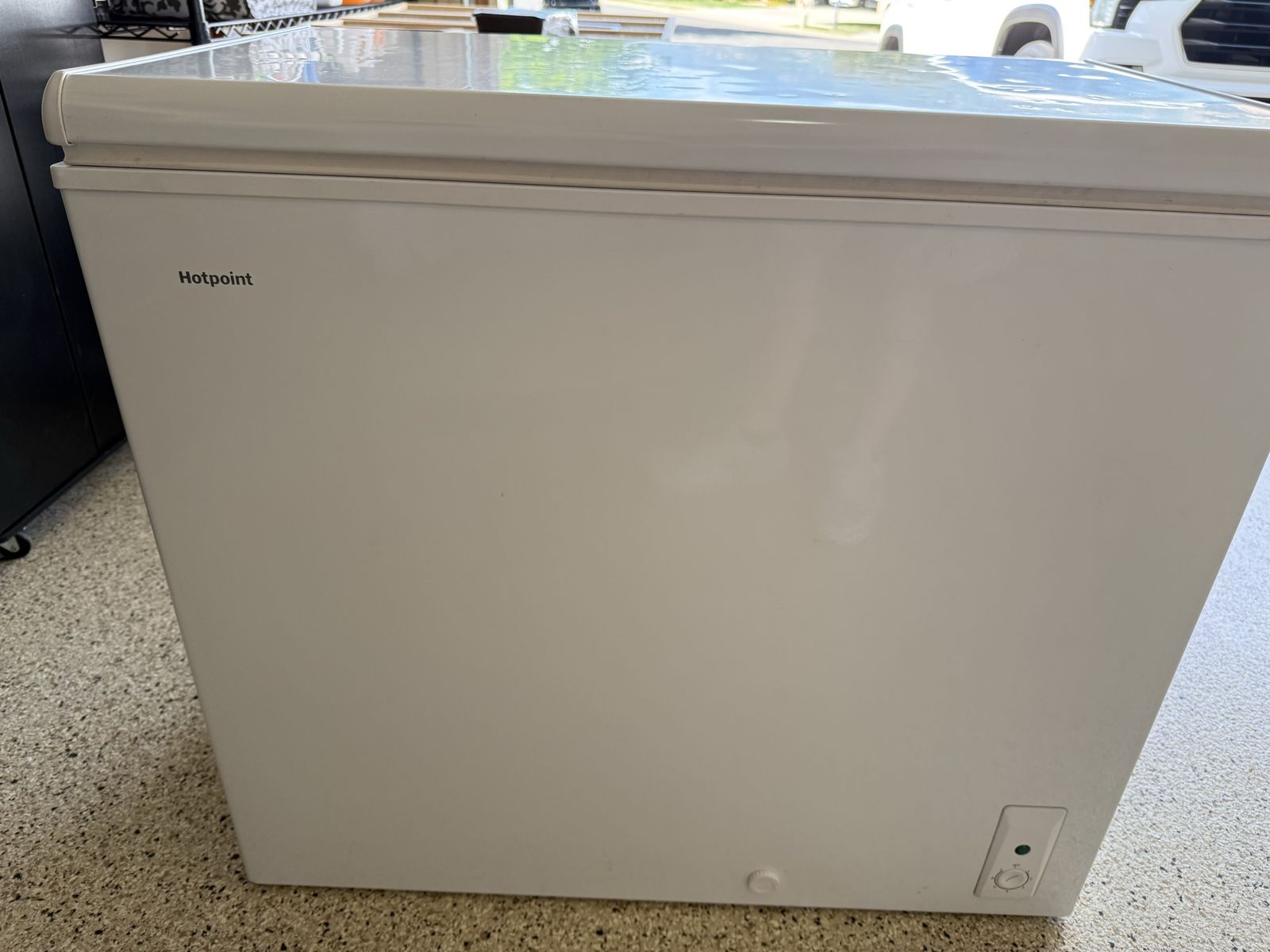 Hotpoint HHM7SM AWW Chest Freezer, White, 7.0 cu ft, Freestanding