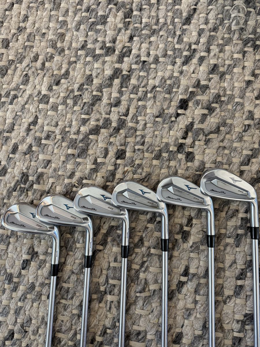 Mizuno Pro 223 Golf Irons Set (6 clubs) - 5-PW, stiff flex, Excellent Condition