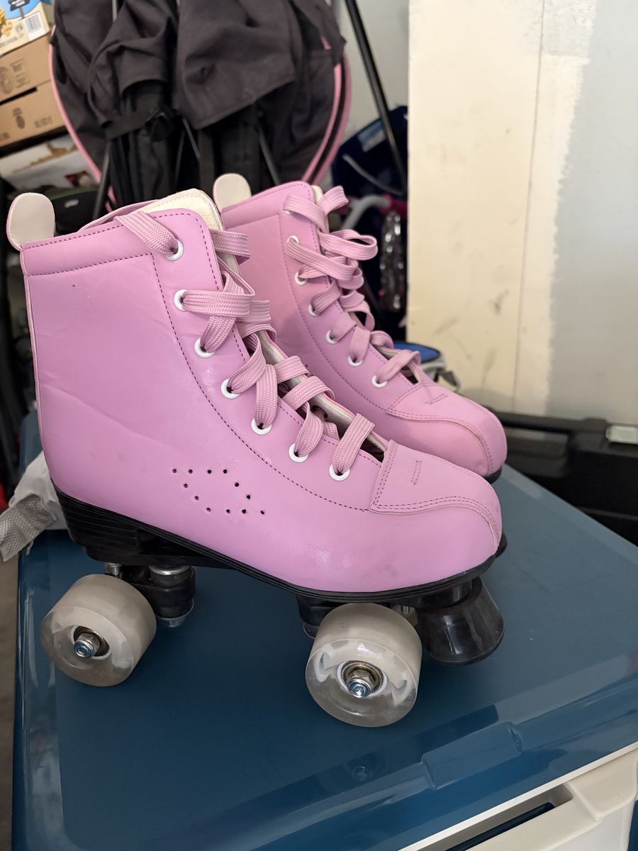 Women’s skates and protective pads
