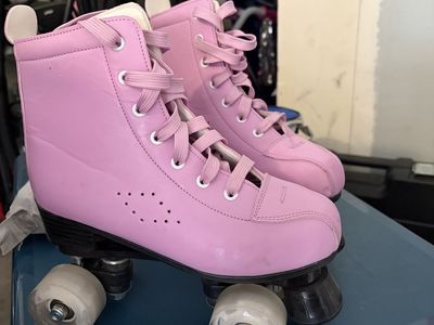 Women’s skates and protective pads