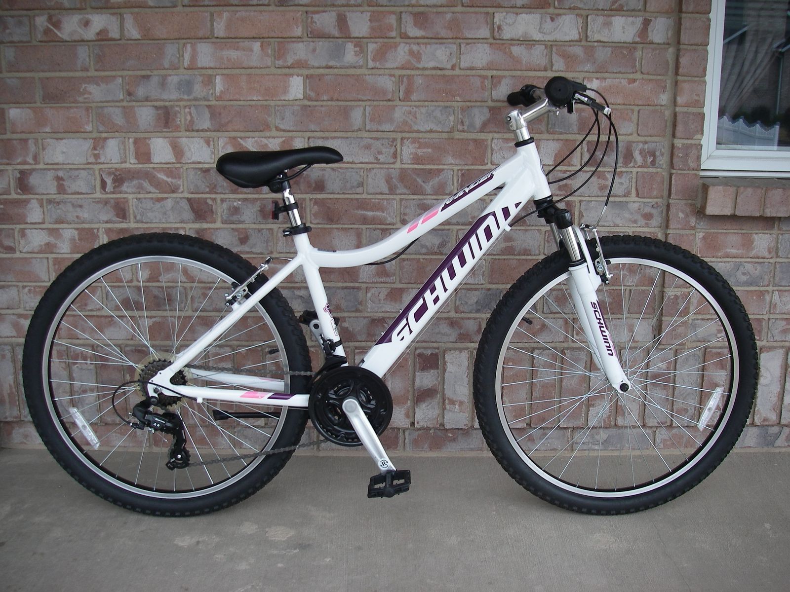 Like New, 26" Womens Aluminum SCHWINN RANGER Mountain Bike, 21 SPD, Medium 16" Frame, Shocks, White / Purple