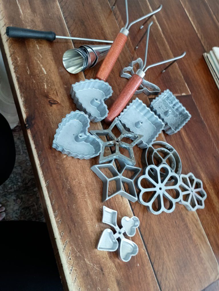 Vintage Rosette Iron Mold Set