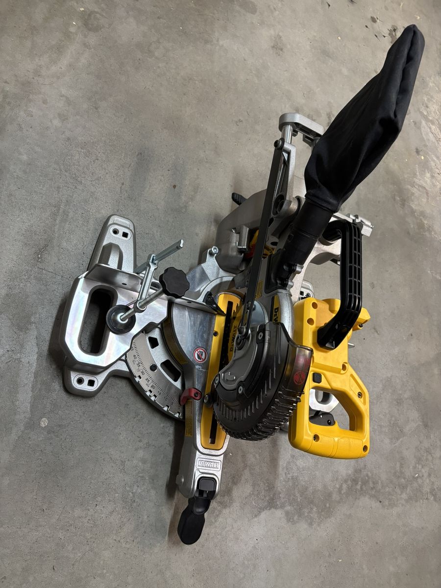 DEWALT 7-1/4-in 20-volt max Single Bevel Sliding Compound Cordless Miter Saw