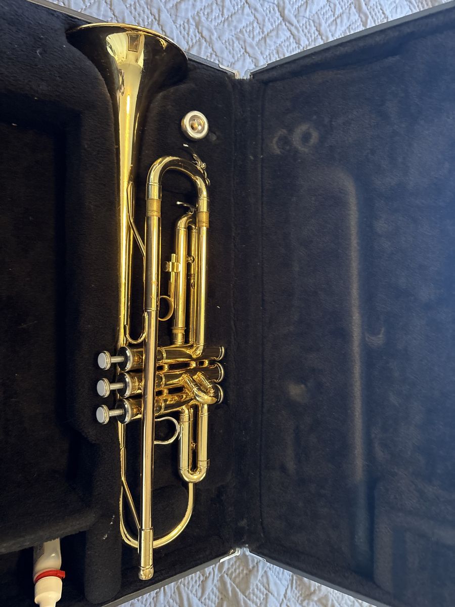 Yamaha YTR-2330 Standard Bb Trumpet - Gold Lacquer Finish with Case & Mouthpiece