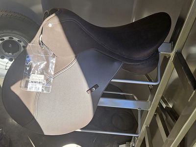 Wintec English 2000 All Purpose Saddle with Hart Brown 18" Brand New Condition