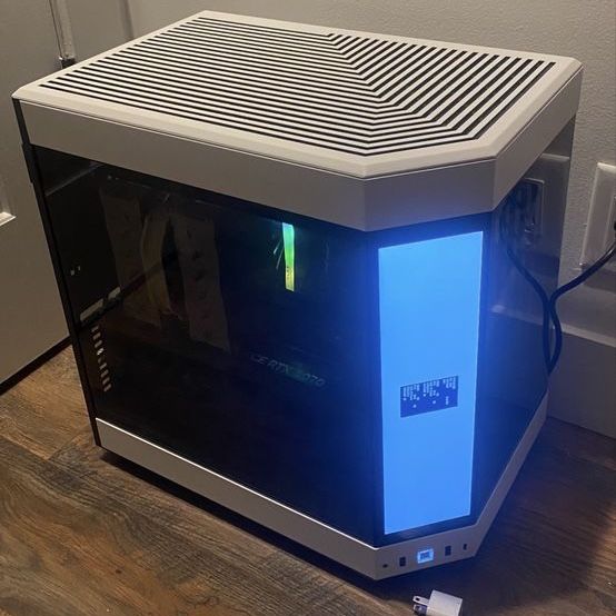 High End RTX 5070 HYTE H70 LCD Screen Gaming PC