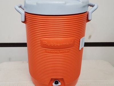 Rubbermaid 5 Gallon Drink Dispenser Cooler