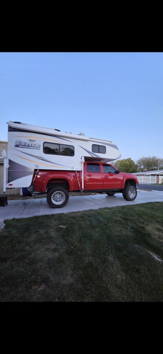 Lance  825 Truck Camper. Fits short bed trucks.