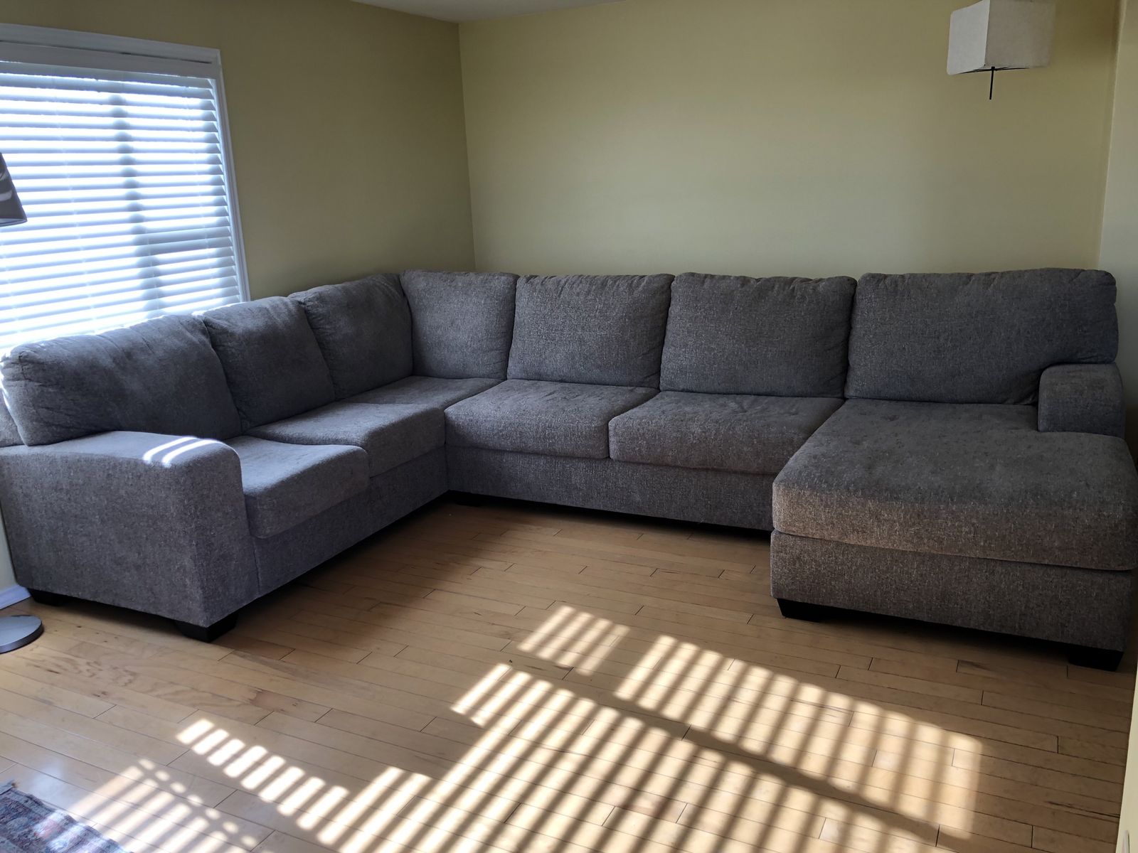Large Sectional w/ Pillows