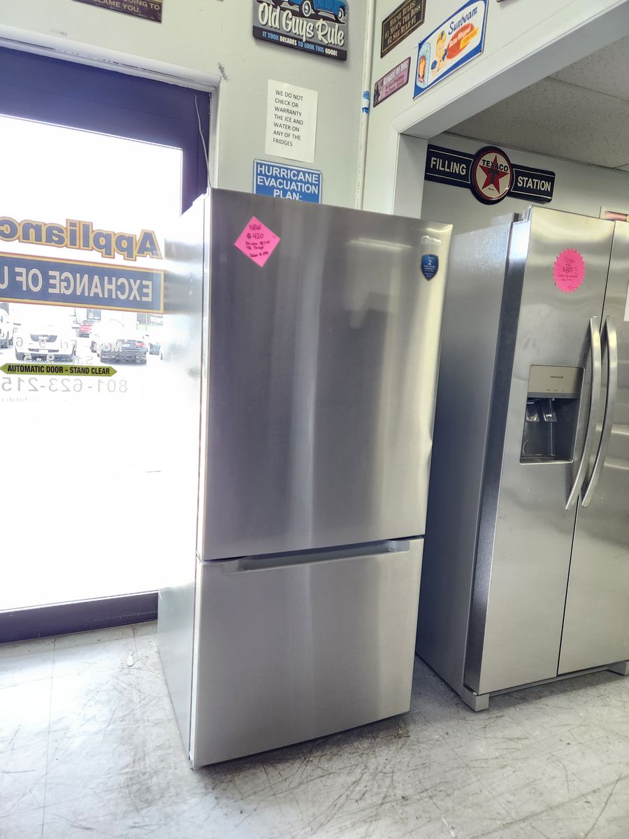 BEAUTIFUL BRAND NEW! MIDEA 18.7 CF TOP FRIDGE BOTTOM FREEZER FRIDGE!