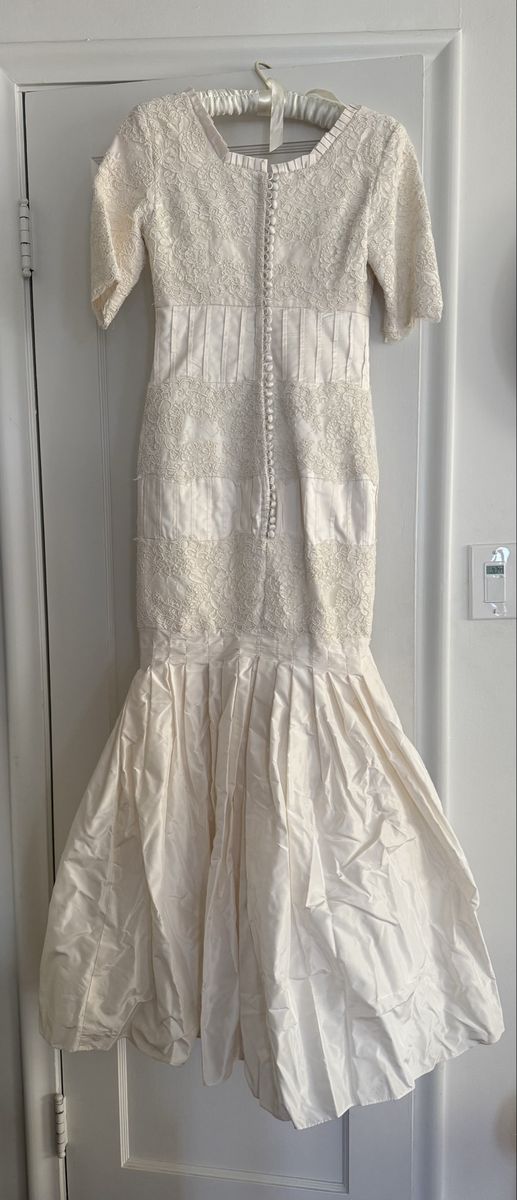 Ivory Lace and Taffeta Mermaid Short-Sleeve Wedding Dress