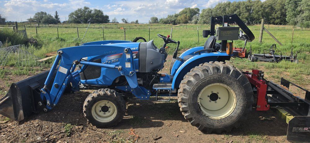 2000 LS MT235E Compact Tractor with loader and Box Scraper - 502 Hours