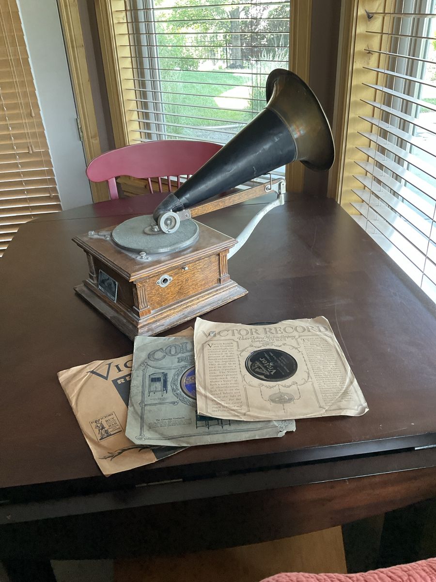 Antique working Victrola Record Player with External Horn & Vintage Records - Excellent Condition for its age