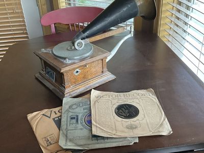 Antique working Victrola Record Player with External Horn & Vintage Records - Excellent Condition for its age