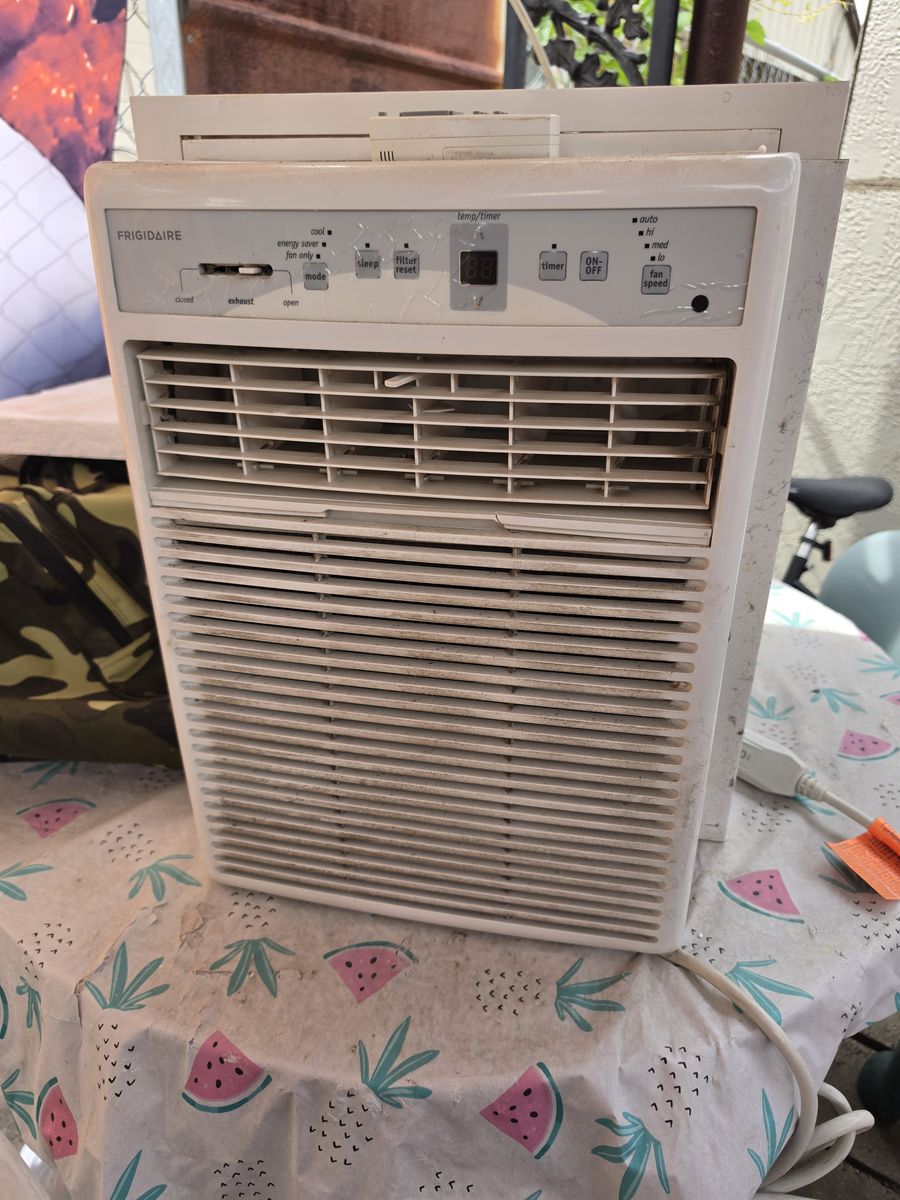 AC Vertical Window Mount