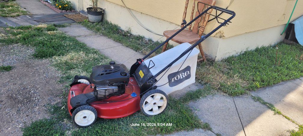 Toro lawn mower self propelled good working conditions.