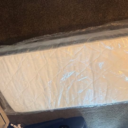 BRAND NEW!! Novilla 6 inch Twin Size 3-Zone Design Medium Cool Gel Memory Hybrid Mattress