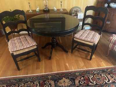 Ballard design 42 inch round table excellent condition