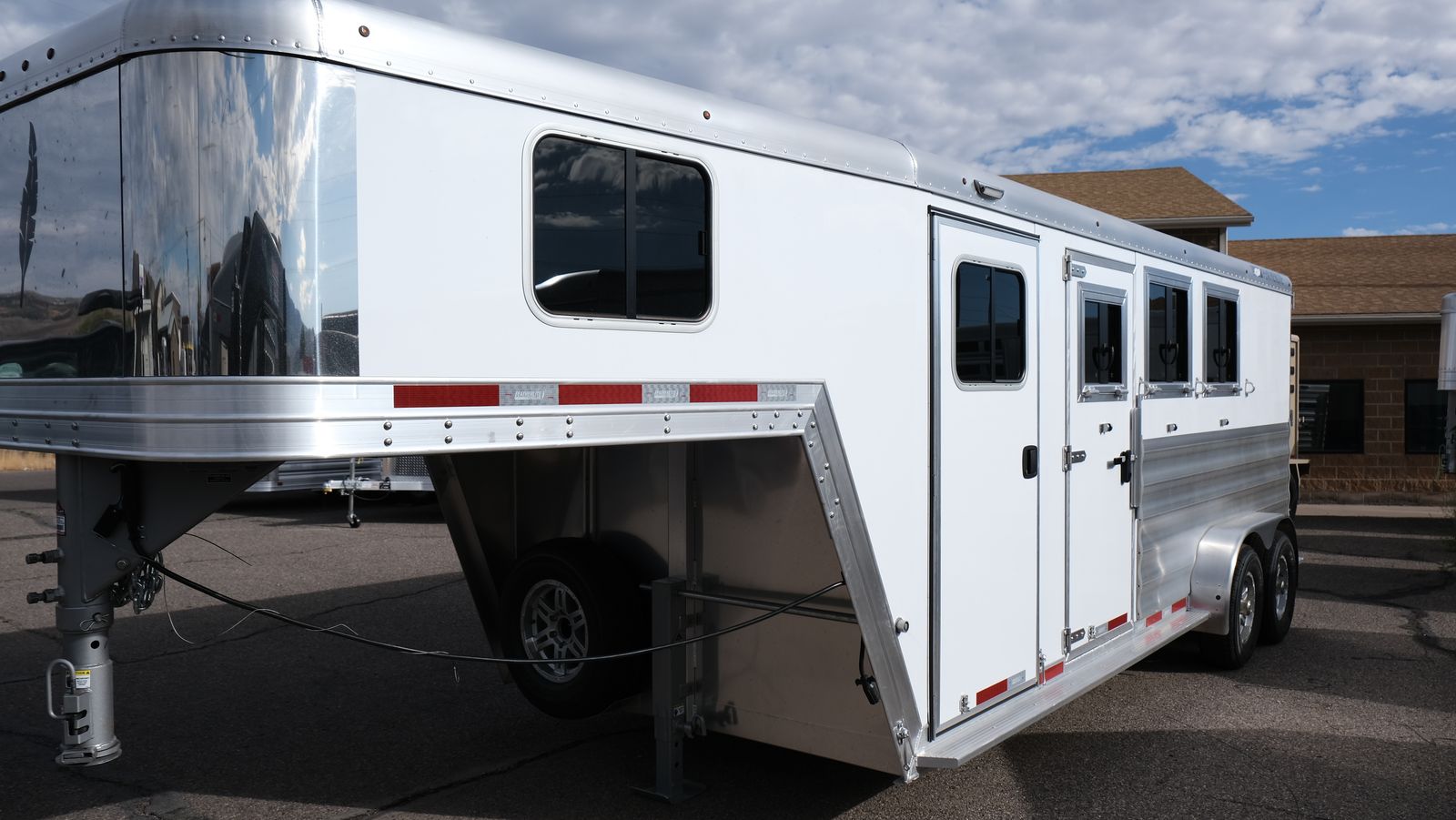 2026 Featherlite 9600-7350 GN - 3 HORSE SLANT TRAILER
