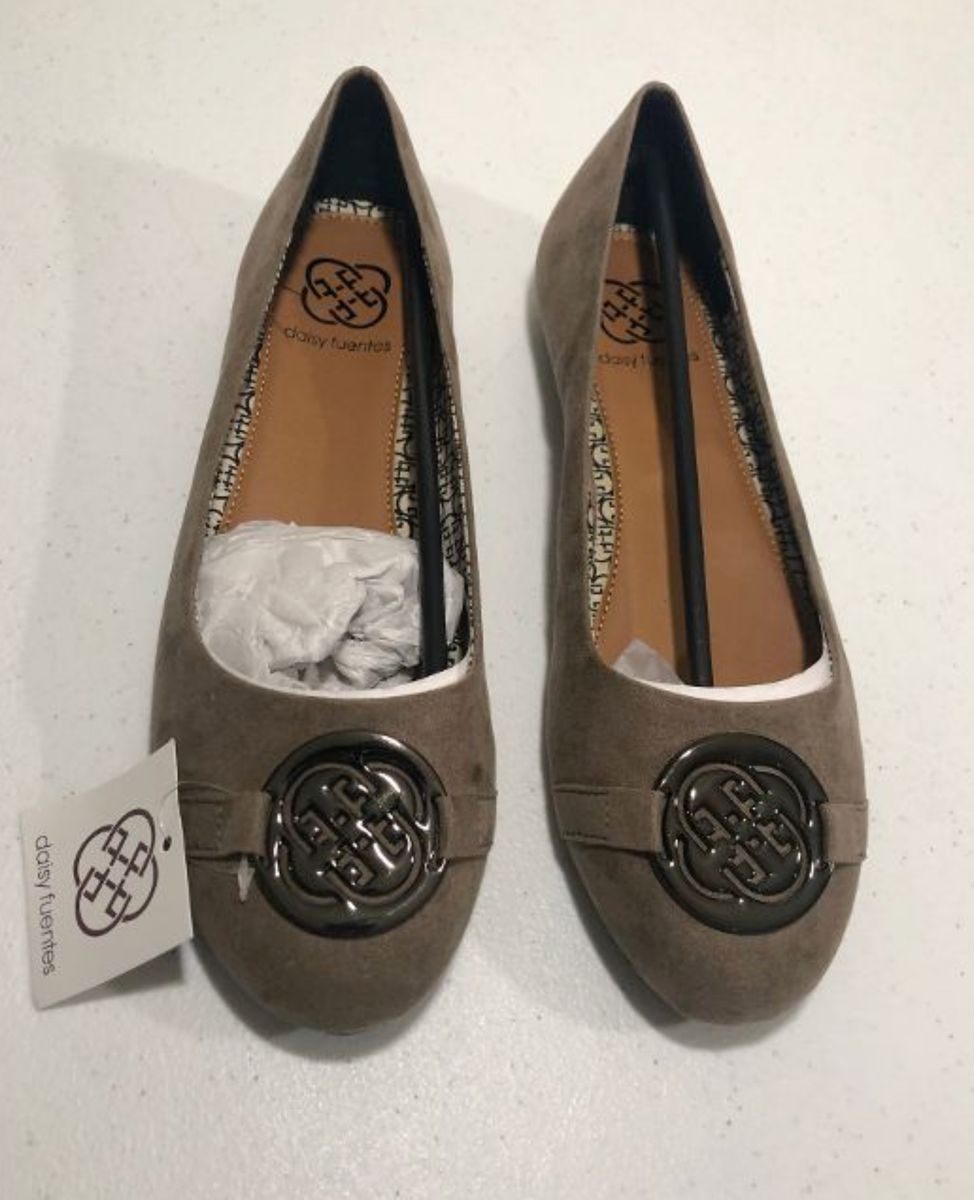 Daisy Fuentes Ruby Medallion Women's Size 8.5M Ballet Flat Shoes Taupe Faux Suede -12ct Case