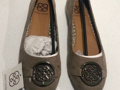 Daisy Fuentes Ruby Medallion Women's Size 8.5M Ballet Flat Shoes Taupe Faux Suede -12ct Case