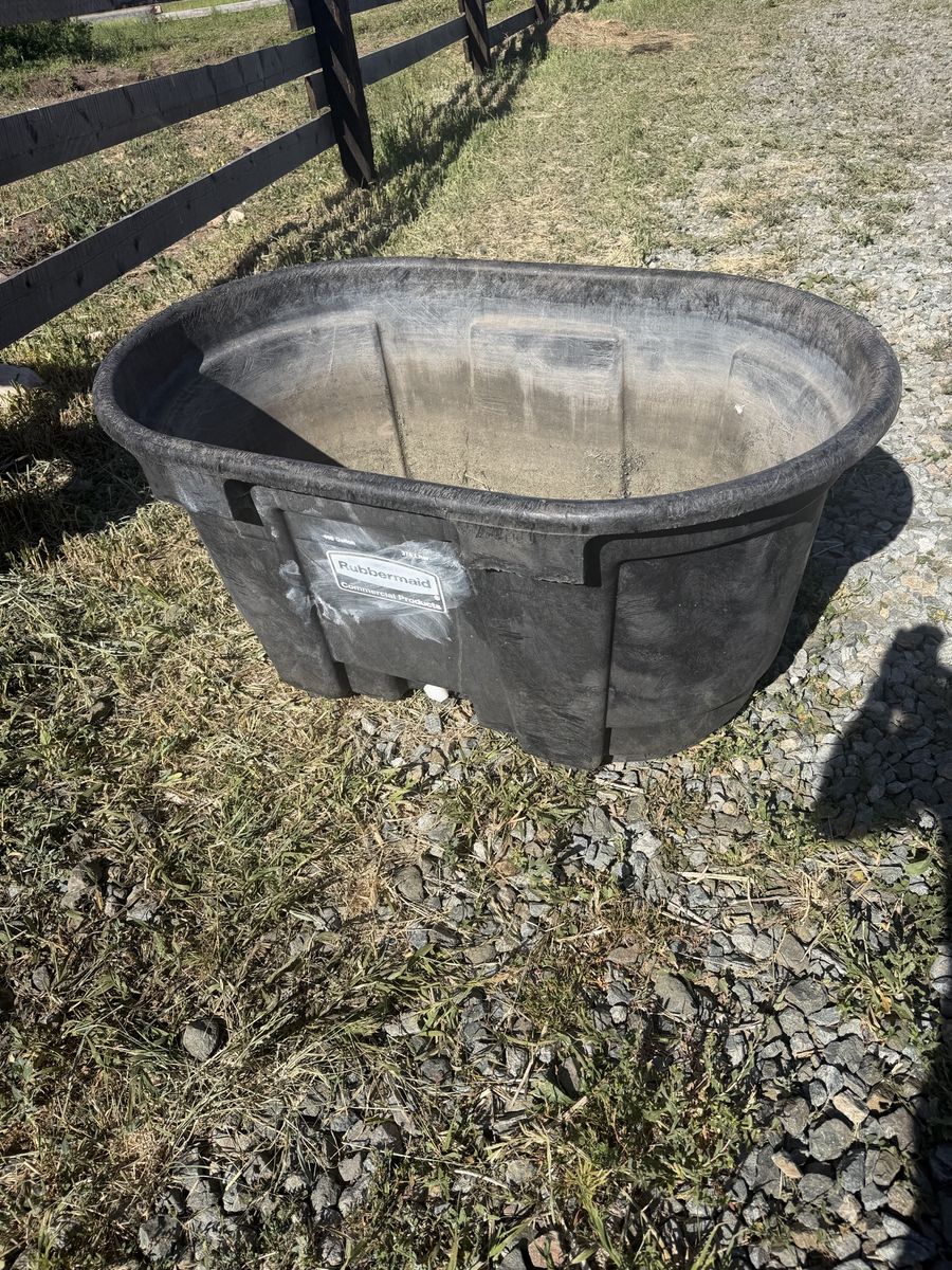Rubbermaid 100 Gallon Stock Tank