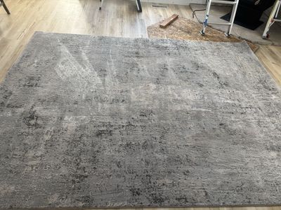 Beautiful 8 X 10’ Silver, Gray, And Cream Rug