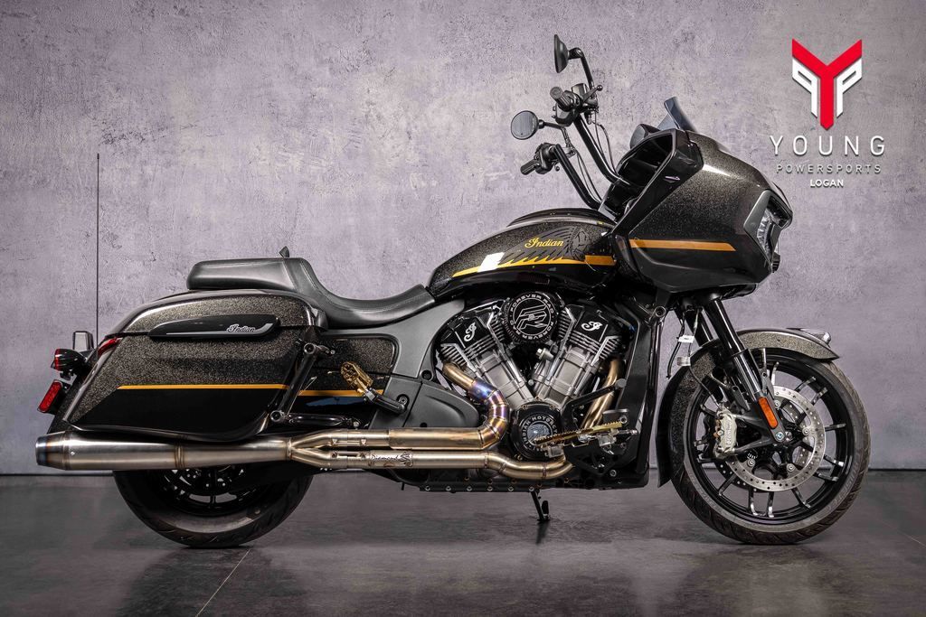 2026 Indian Motorcycle® Challenger® Dark Horse® 112 w/PowerBand Audio Black Crystal w/Black Metalli