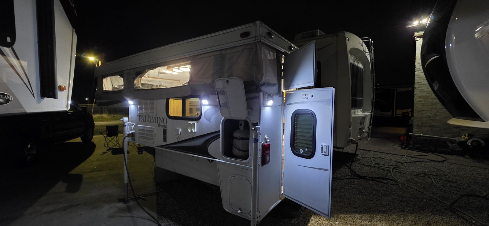 2012 Palomino Bronco B-1225 Pop-Up Truck Camper – Clean Title –
