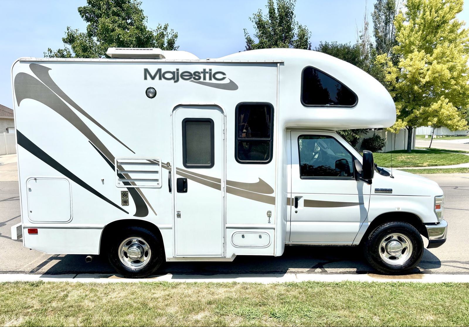 Super rare short rv only 18FT easy to drive and park low miles very clean ready to travel the world garage kept