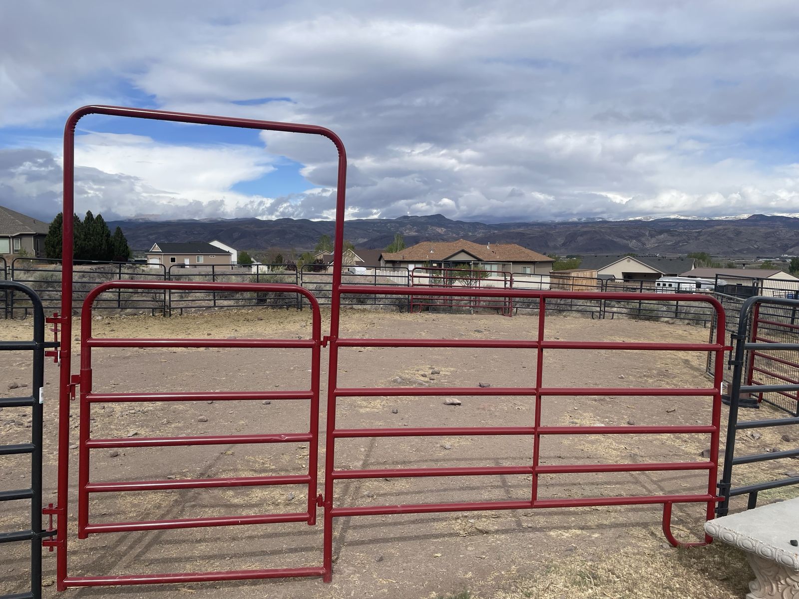 21 Round pen panels and gate
