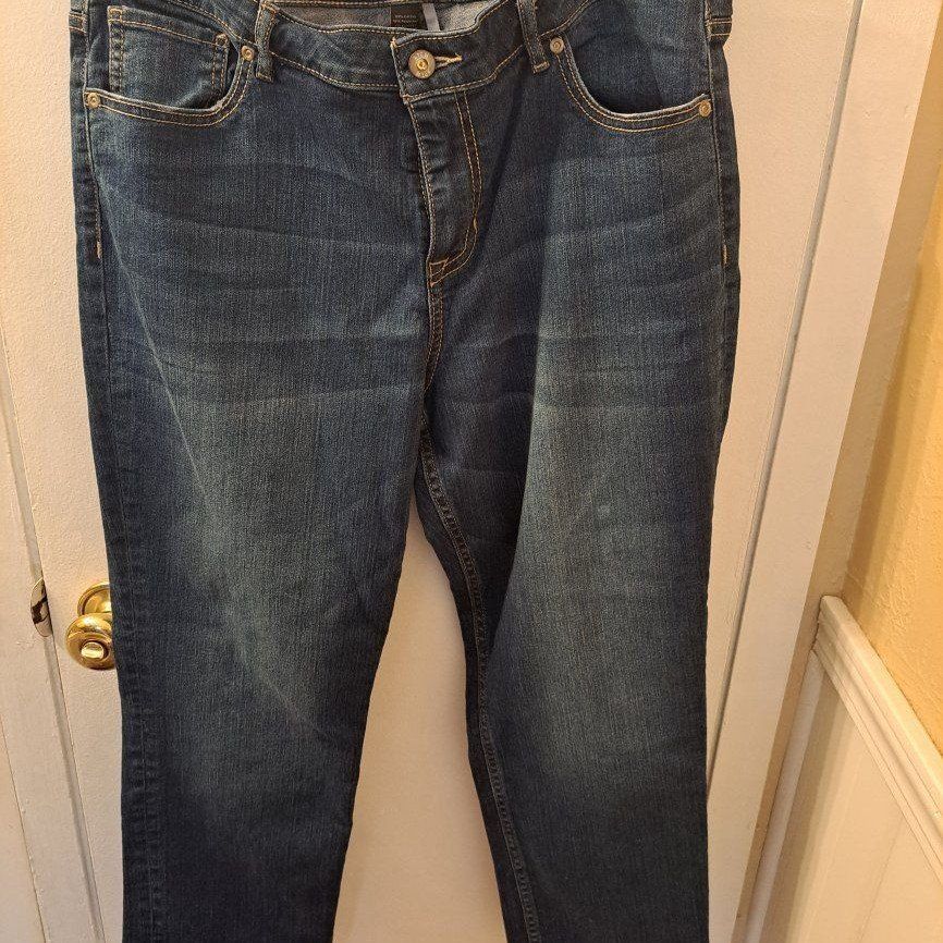 Cute womens Apt 9 brand capri jeans