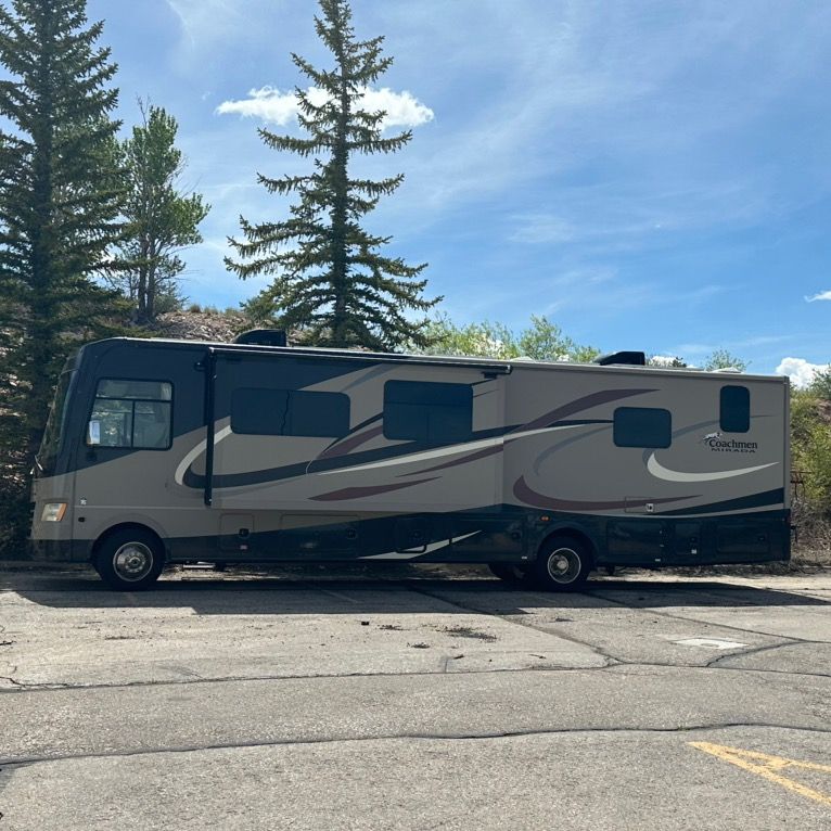 Great RV for a family - low mileage and can sleep up to 9 - 2 bathrooms!