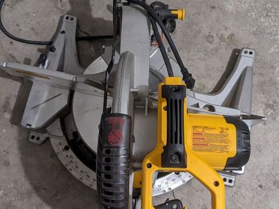 Miter Saw - Single Bevel Compound - Dewalt