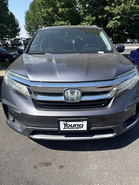 2021 Honda Pilot Touring w/Rear Captain's Chairs