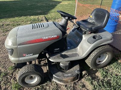 CRAFTSMAN RIDING LAWN MOWER