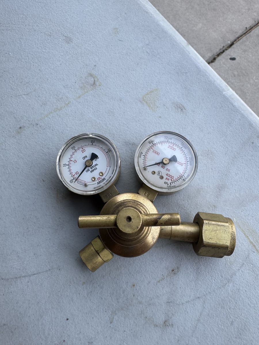 Dual-Gauge Brass Argon / CO2 Gas Regulator CGA-580 / CGA-320