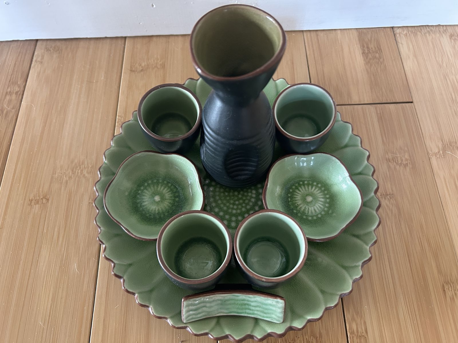 Lovely Asian jade Sake set