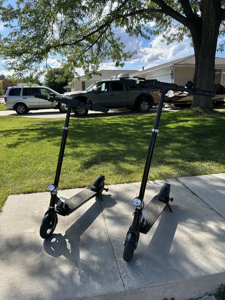 Glion Dolly Model 225 Electric Scooter - Black (Charger Included)p