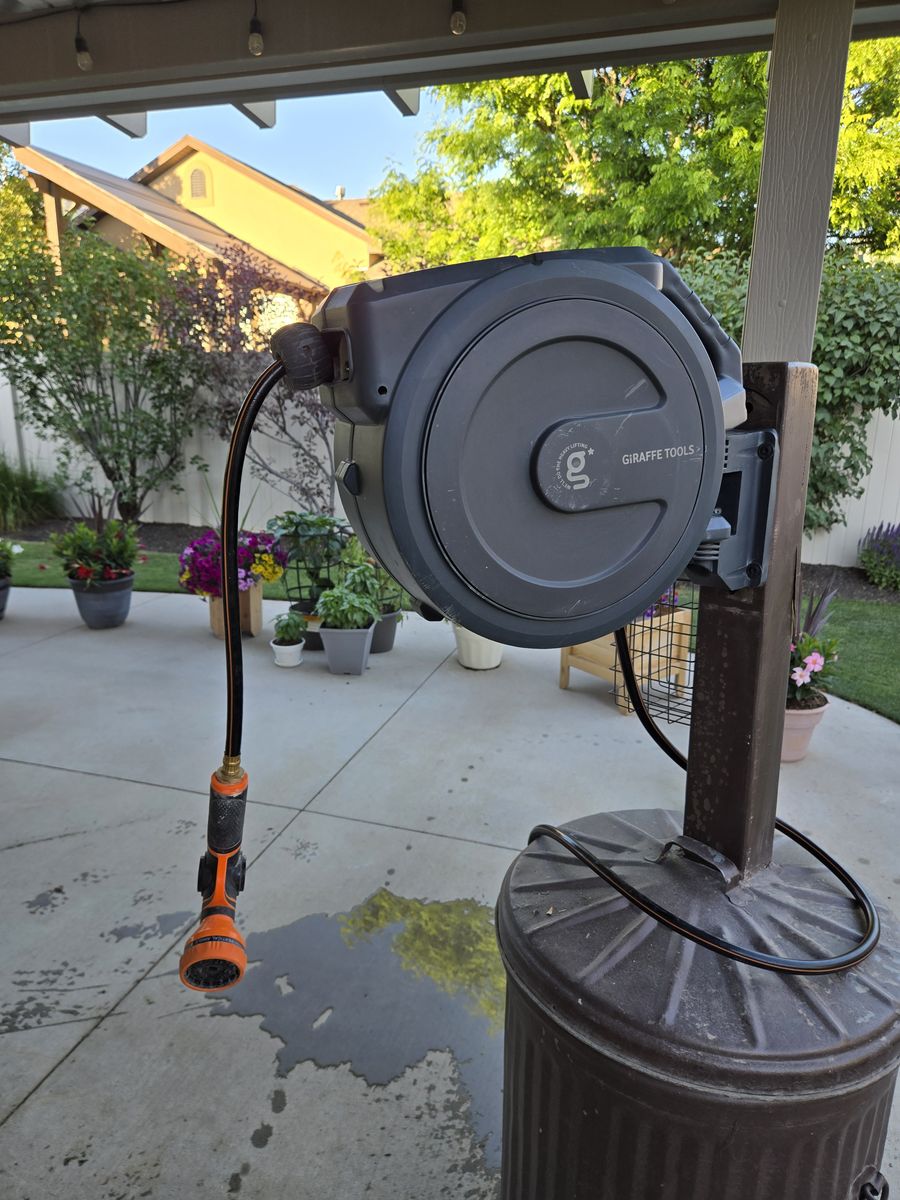 Retractable hose reel