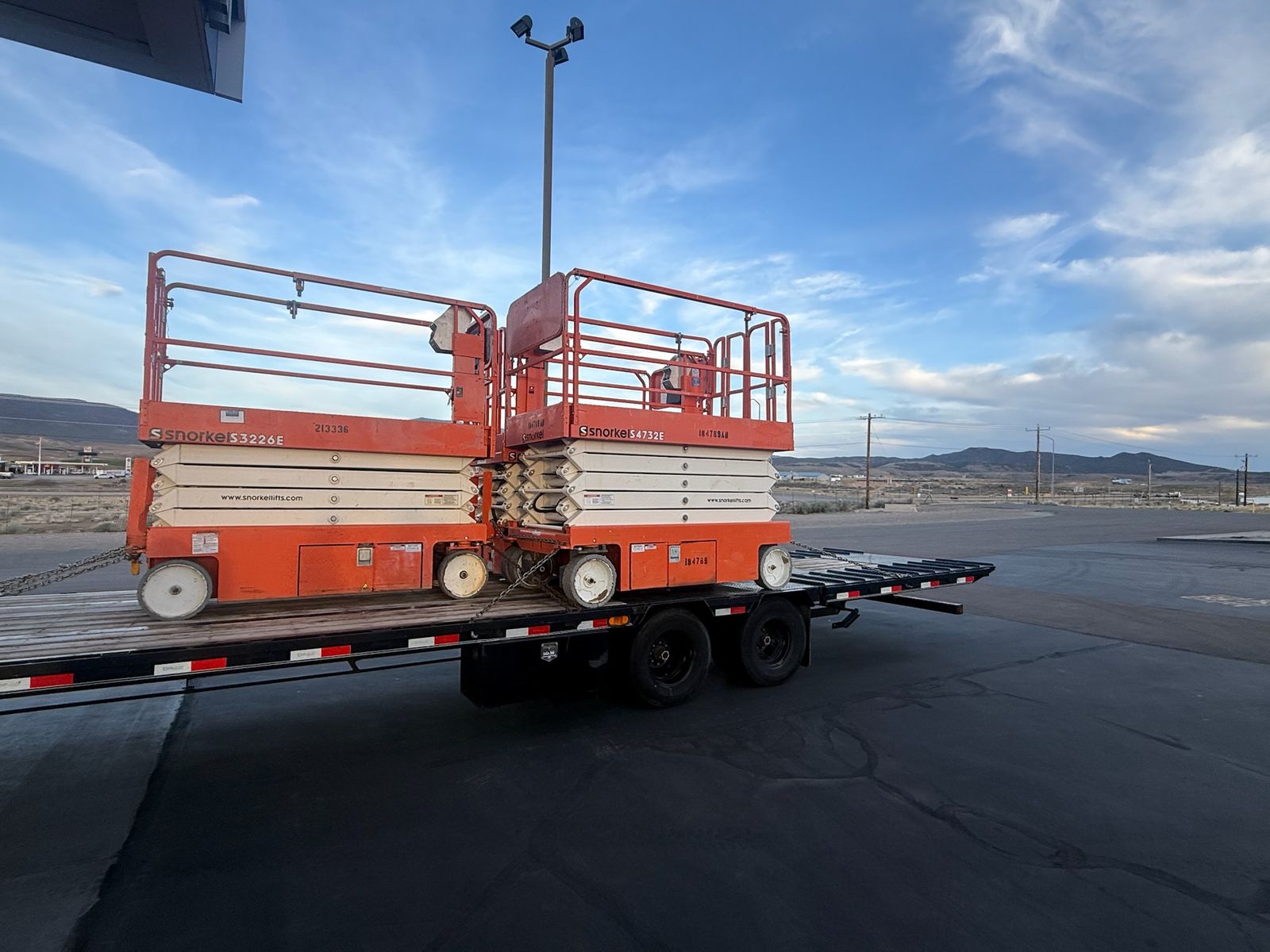 SCISSOR LIFT 19 - 26 - 32FT.    RENTAL