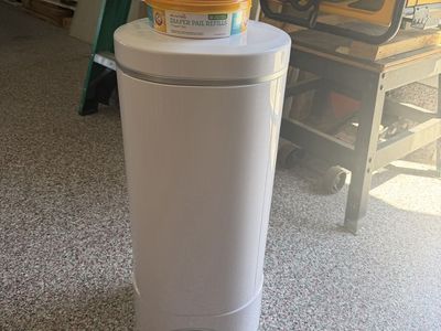 Munchkin Step Diaper Genie bin with 3 Arm & Hammer Refills