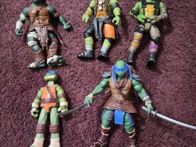 Large Ninja Turtles figures including vintage Leo
