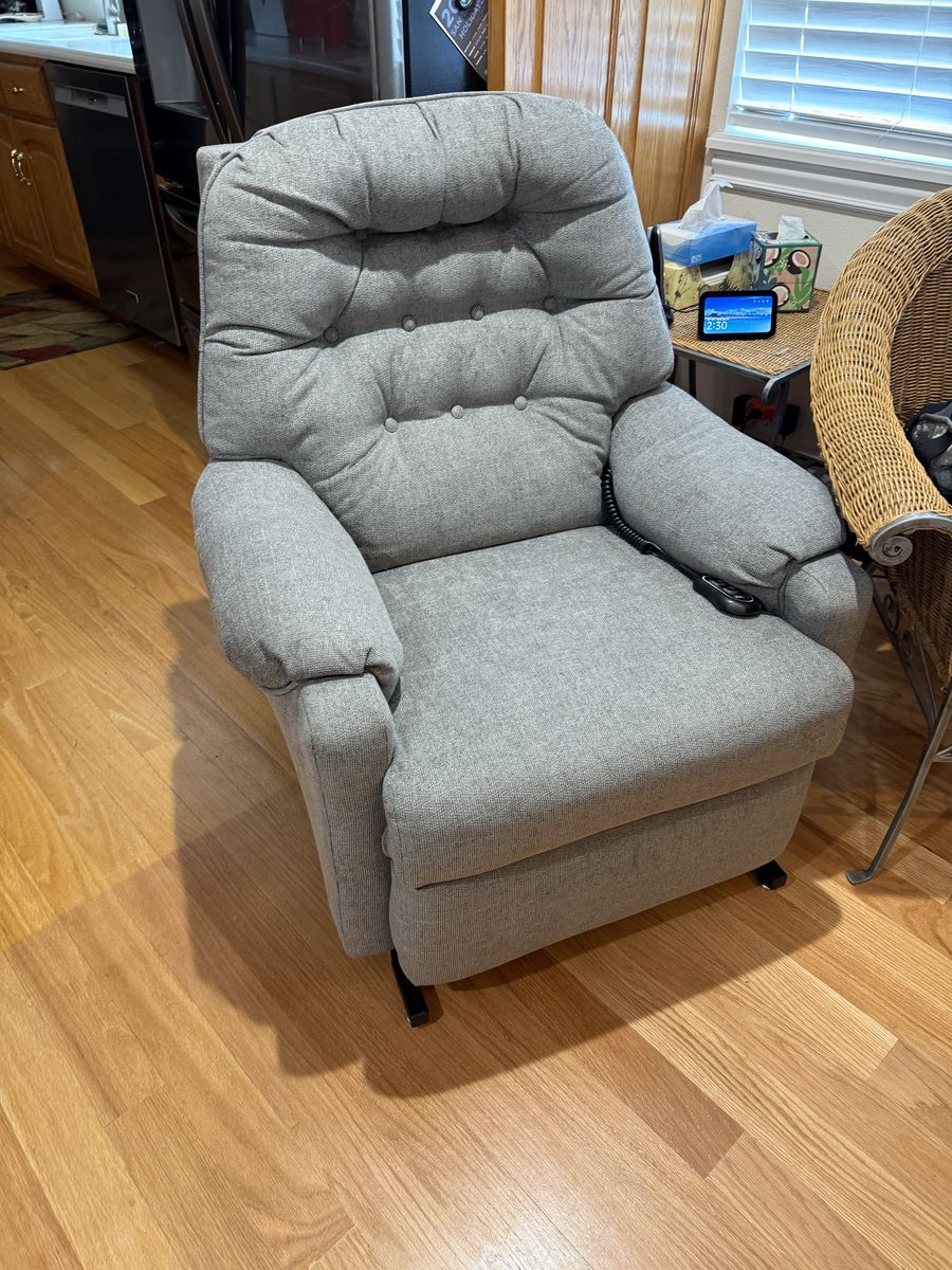 Power Lift Recliner LIKE NEW