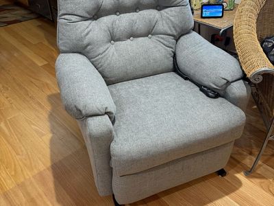 Power Lift Recliner LIKE NEW
