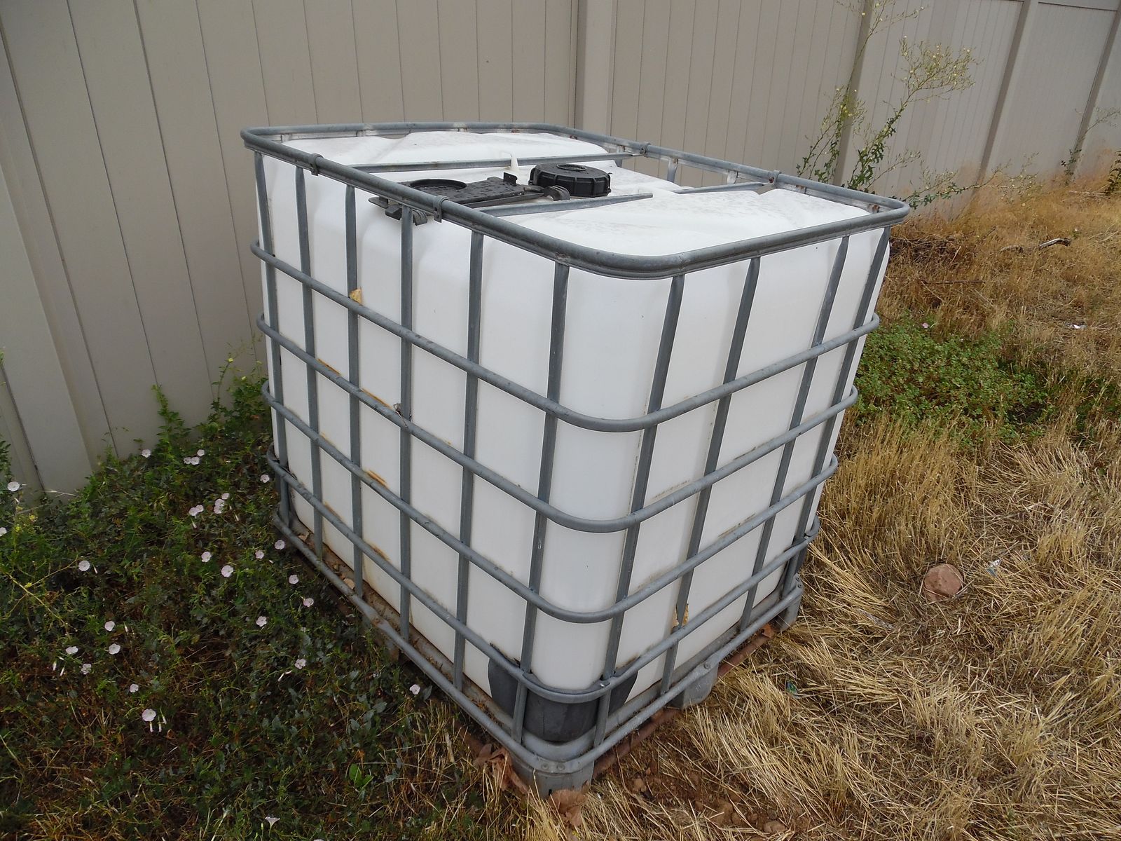 250 gallon liquid plastic storage tank