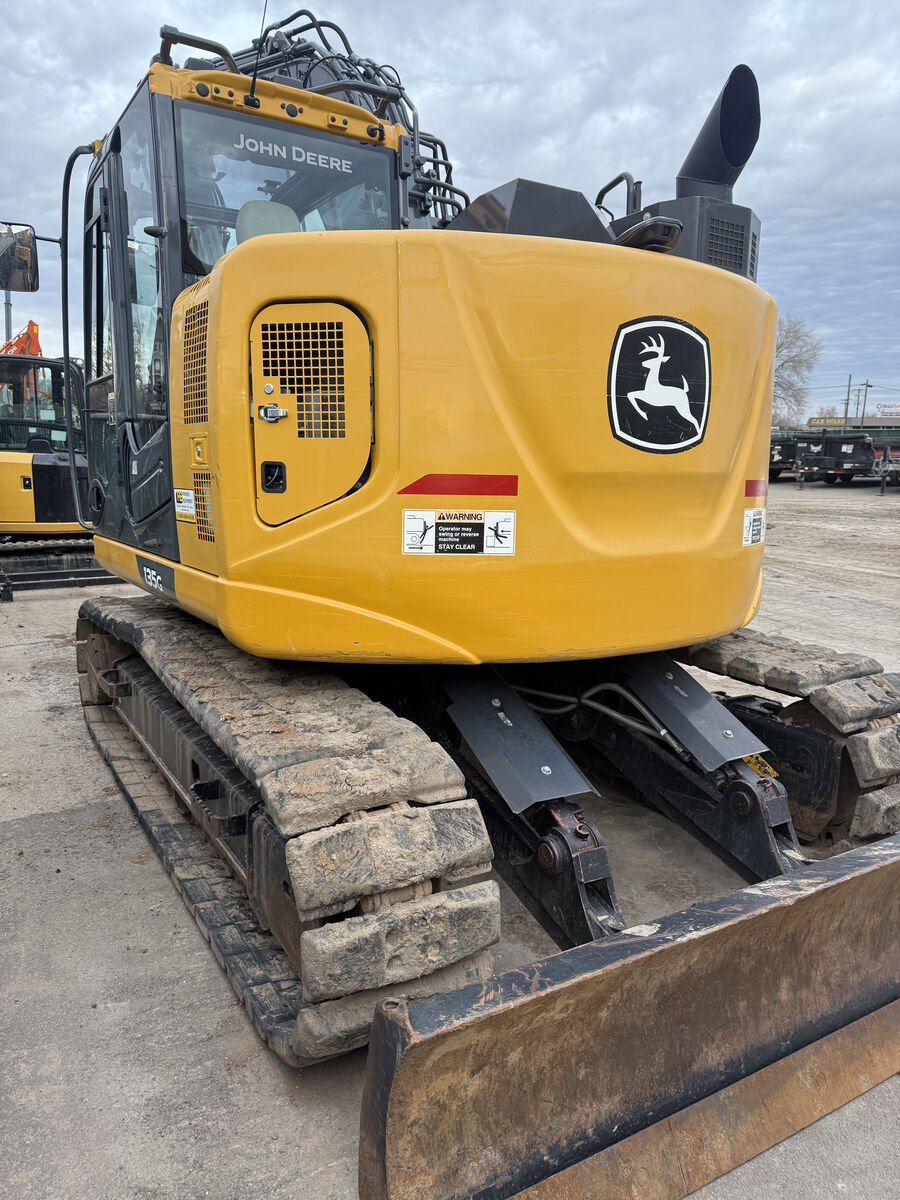 Deere 135G - 15 Ton reduced tail excavator for rent!